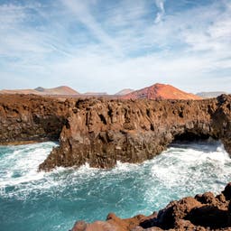 kanaren-lanzarote-hervideros-felsen-vulkan-lava-g-517685632.jpg