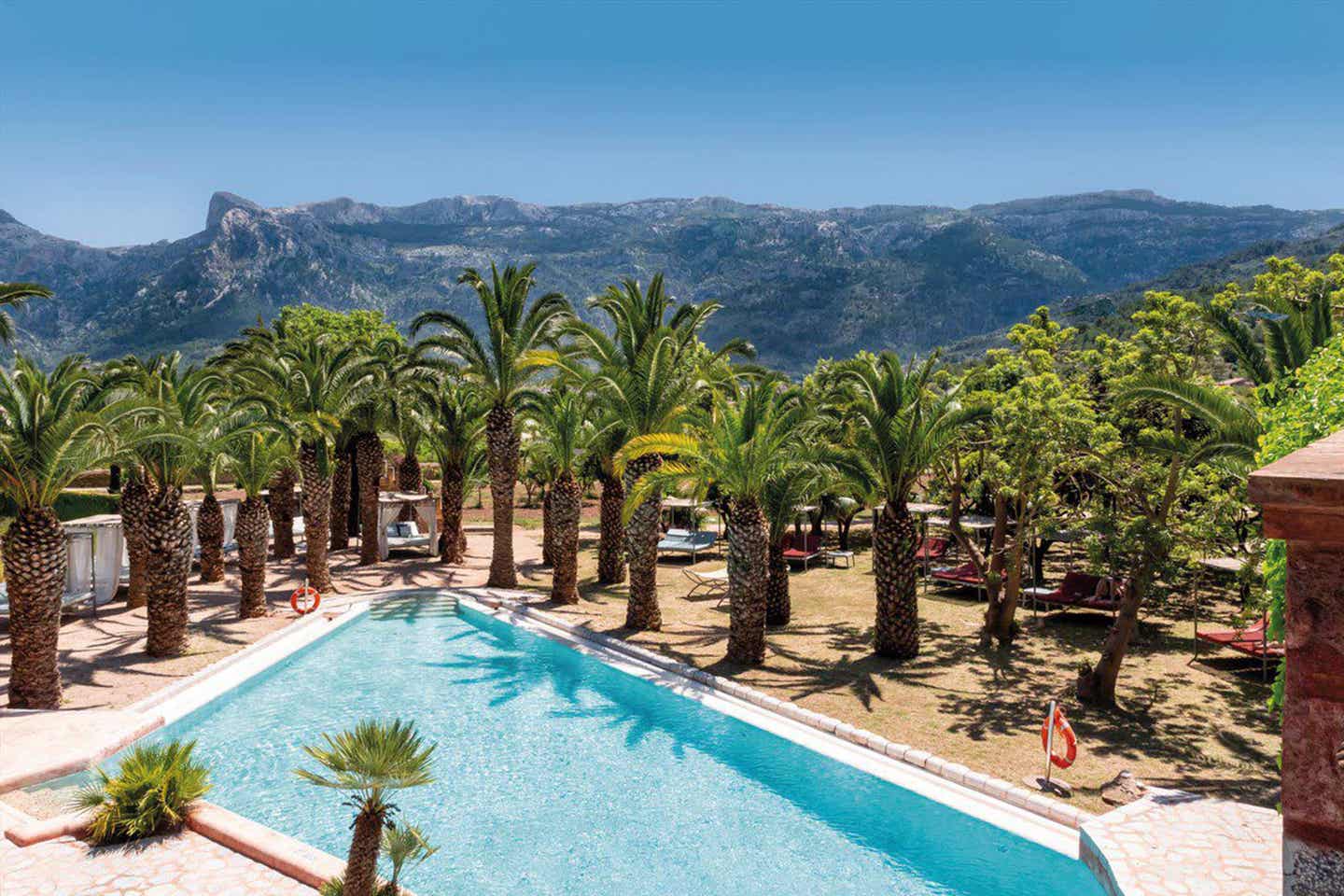 Schönste Hotels Mallorca: Pool mit Bergblick in der Finca Ca N’Ai 