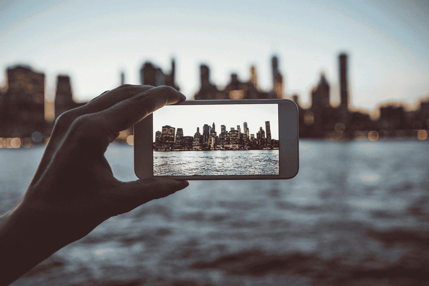 In den USA: die Metropole New York durch ein Smartphone betrachtet