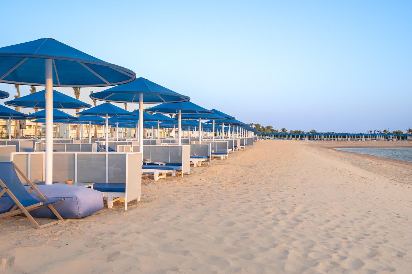 Sonnenliegen am Strand des Resorts