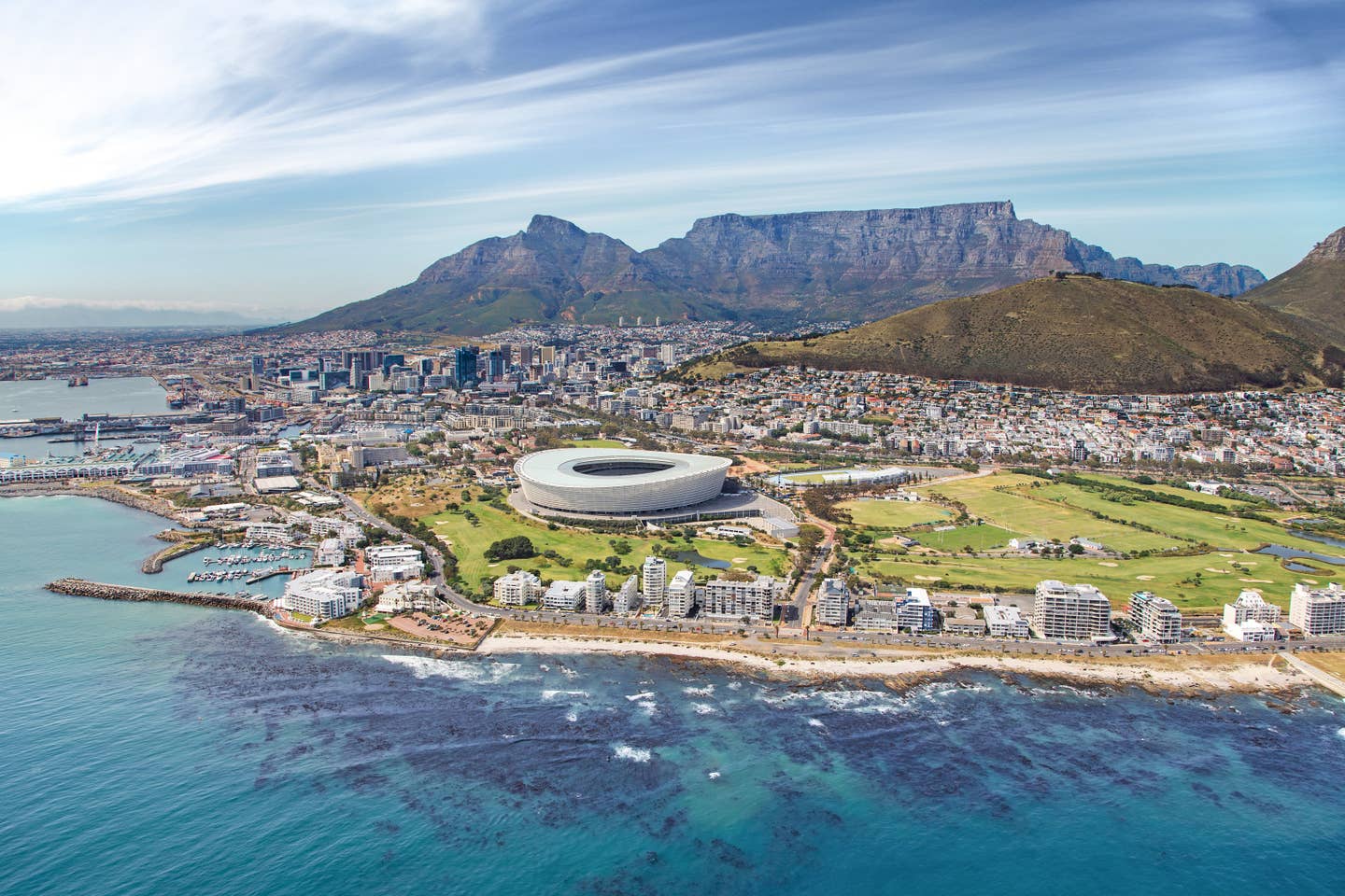 Rundreisen Kapstadt: Panoramabild von Kapstadt mit dem Tafelberg im Hintergrund