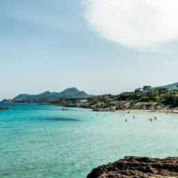 spanien-mallorca-cala-ratjada-bucht-g-812411344.jpg