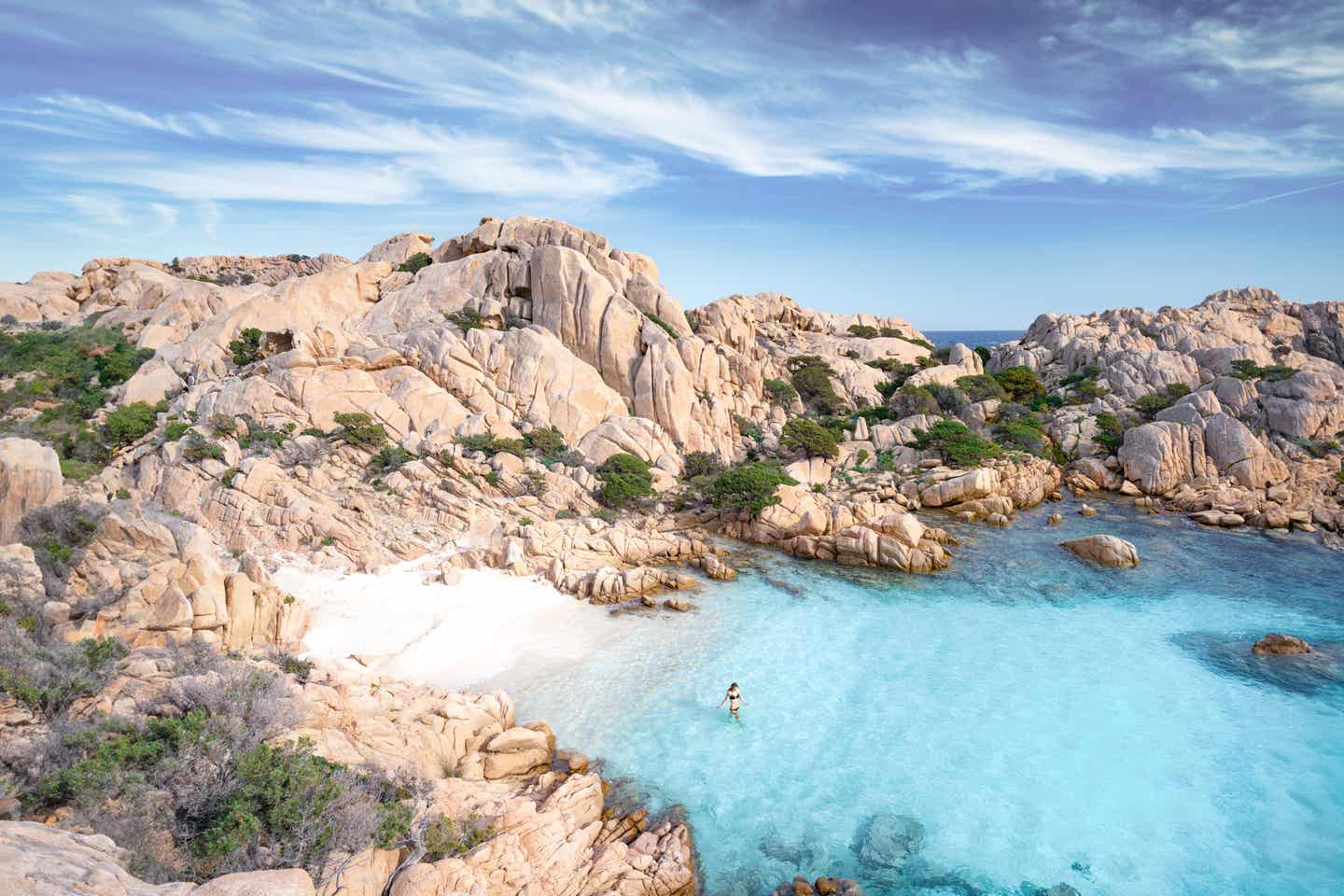 Sardinien als Herbstferien Reiseziel: Frau schwimmt am Strand von Madallena