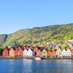 norwegen-bergen-bei-sonnenschein-mit-bunten-haeusern-g-1053671920_bearbeitet.jpg