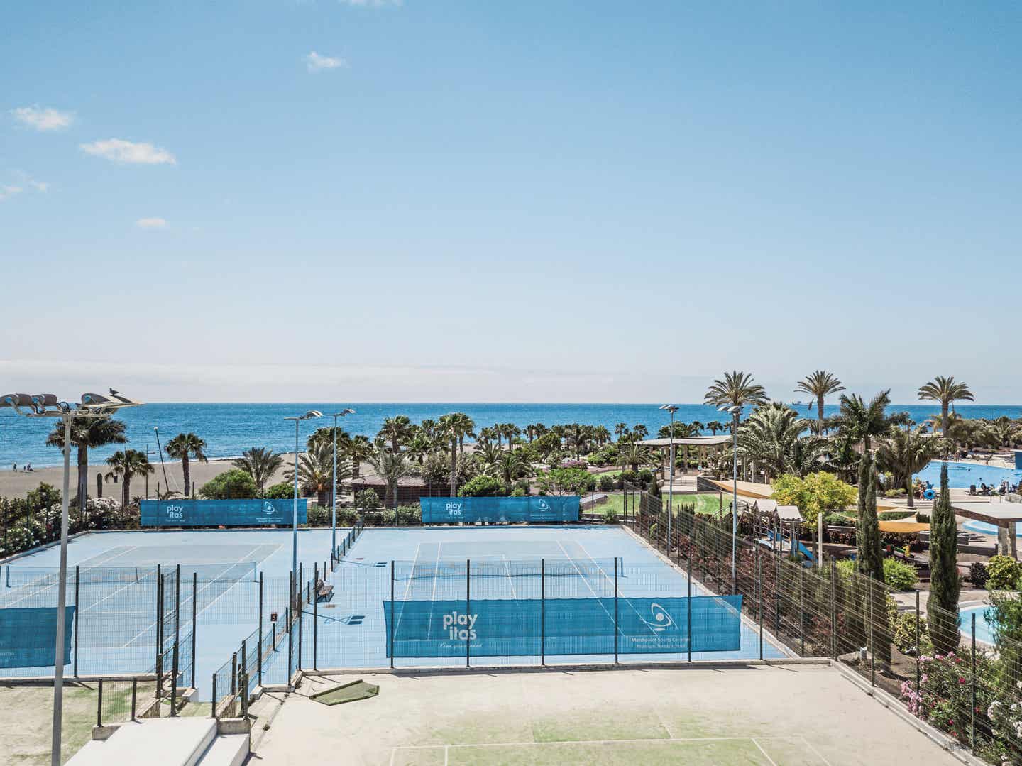 Playitas Resort: Tennisplatz vor dem Meer