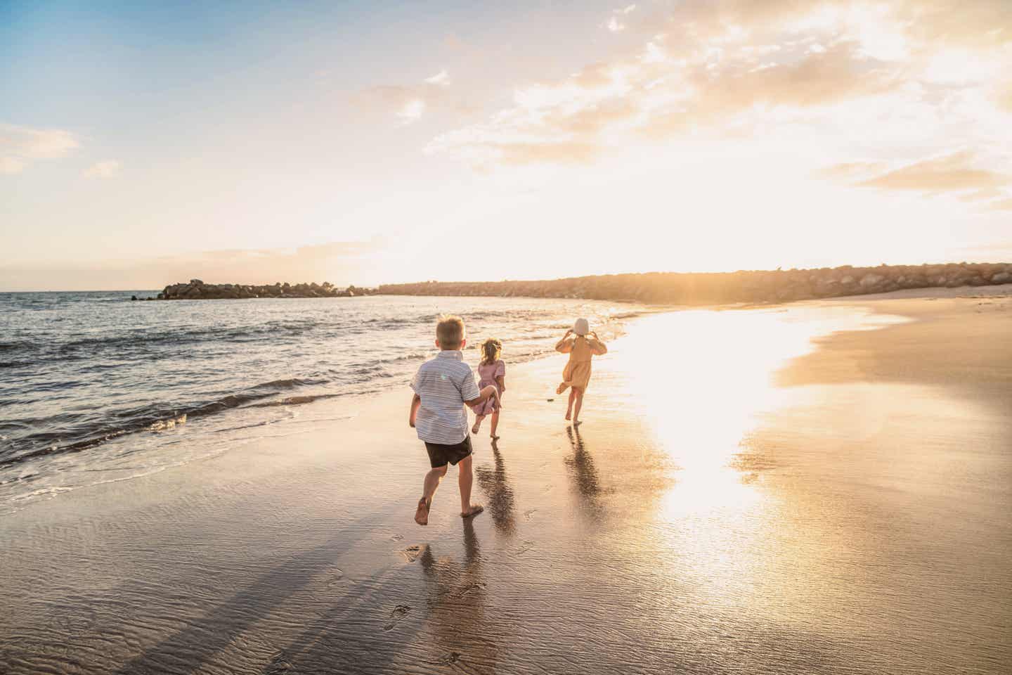 Familienurlaub auf den Kanaren: gemeinsamer Spaziergang am Strand