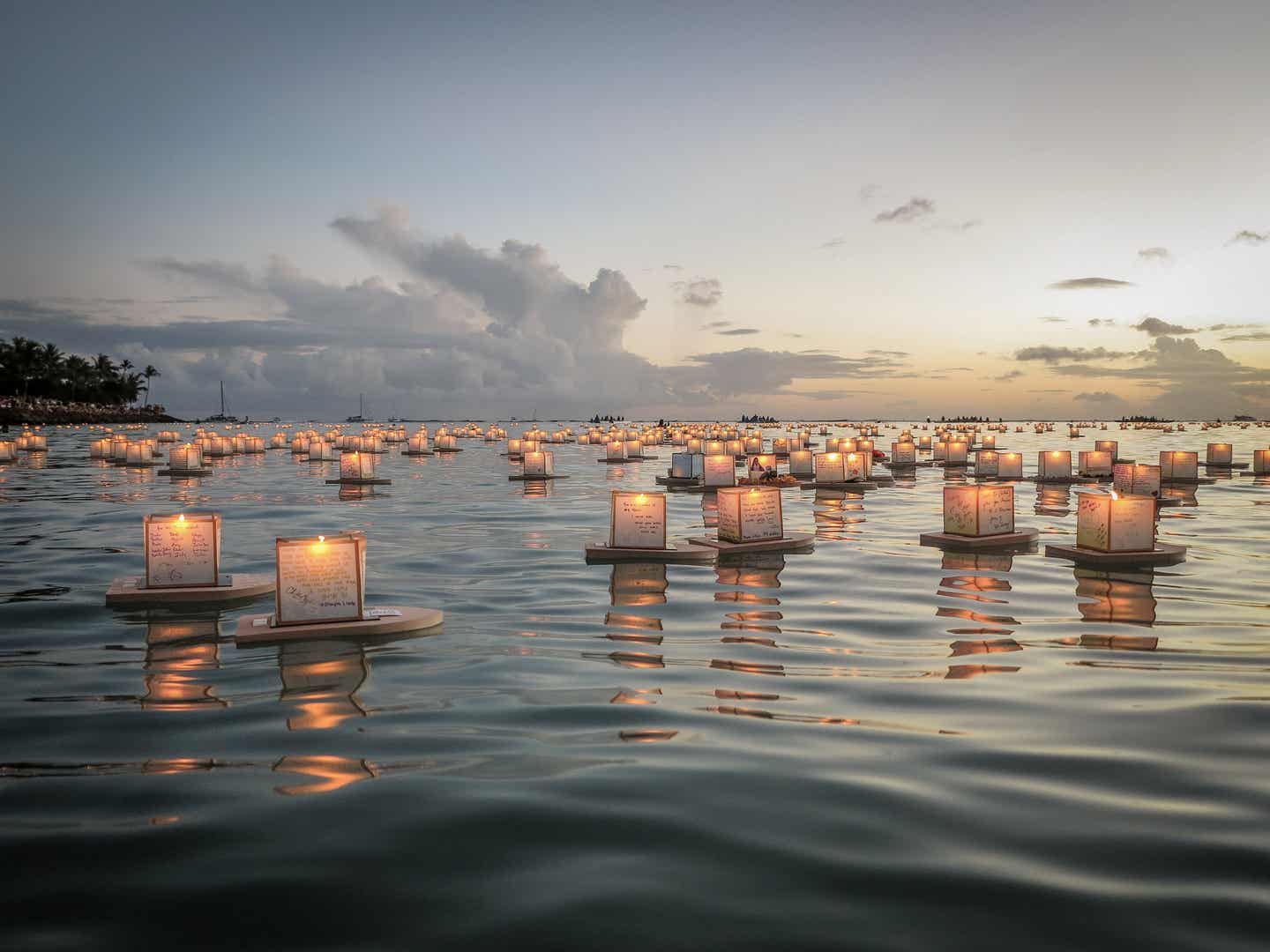 Beste Reisezeit Hawaii: Laternenzeremonie bei Sonnenuntergang in Honolulu