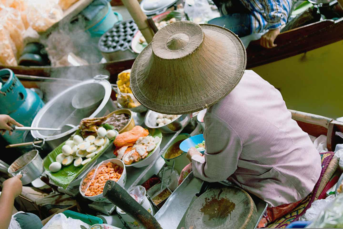 Thailändisches Essen auf den Schwimmenden Märkten in Bangkok