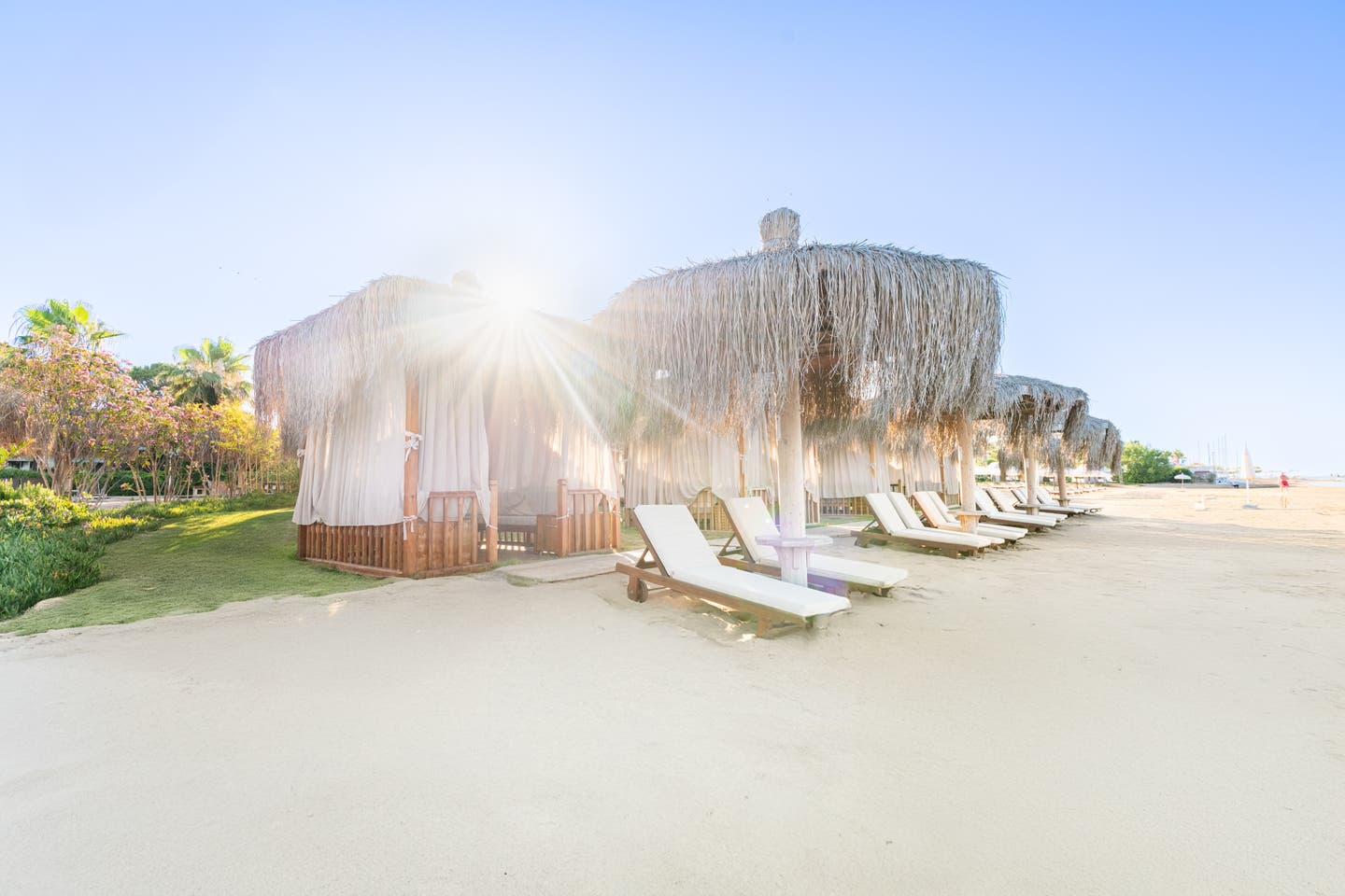 Cabanas und Sonnenliegen am Hotelstrand