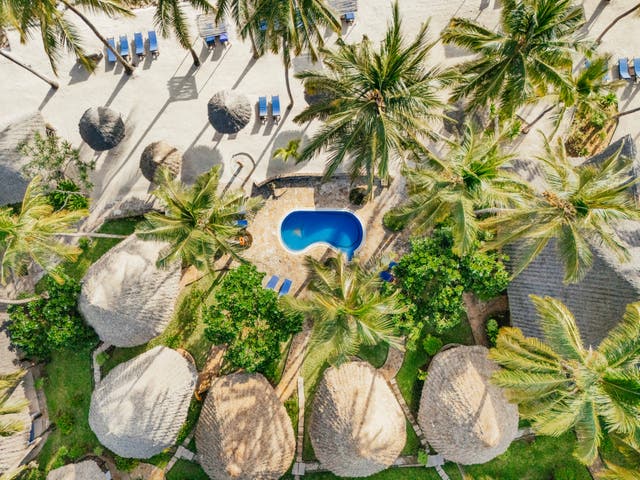 Topshot einer Drohne auf den Palmenstrand des Sultan Sands Island Resorts