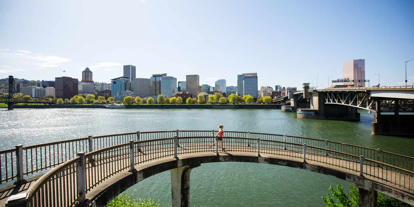 usa-oregon-portland-willamette-river-uferpromenade-joggerinnen-skyline-g-523146192.jpg