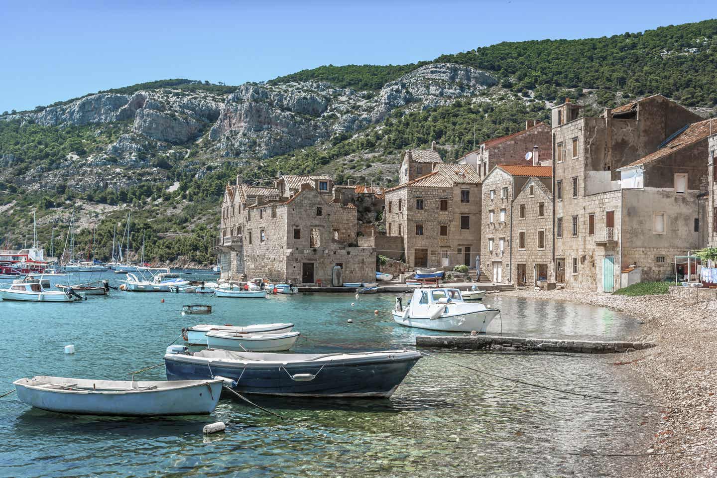 Adria Urlaub mit DERTOUR. Strand auf der Insel Vis in Kroatien