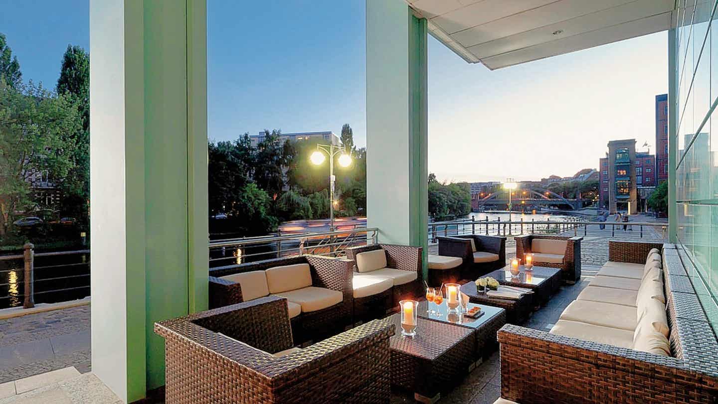 Terrasse des Hotel AMERON Hotel ABION Spreebogen Waterside in Berlin bei Dämmerung