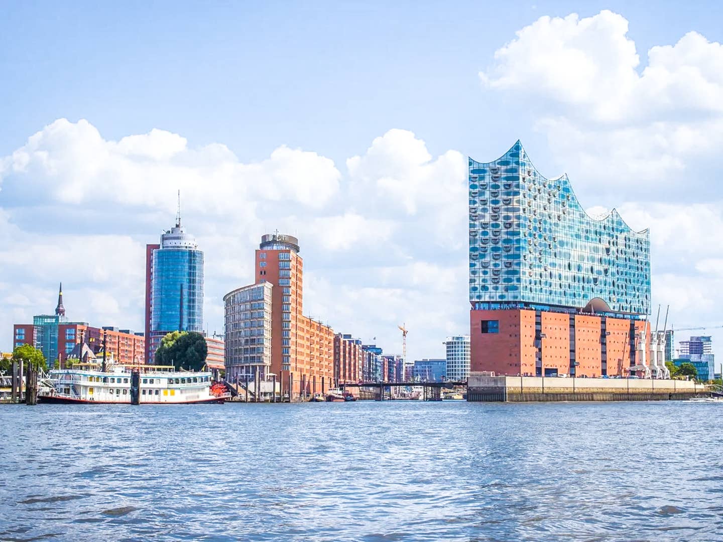Elbphilharmonie Hamburg vom Wasser aus gesehen bei Sonnenschein und blauem Himmel Elbphilharmonie Hamburg vom Wasser aus gesehen bei Sonnenschein und blauem Himmel