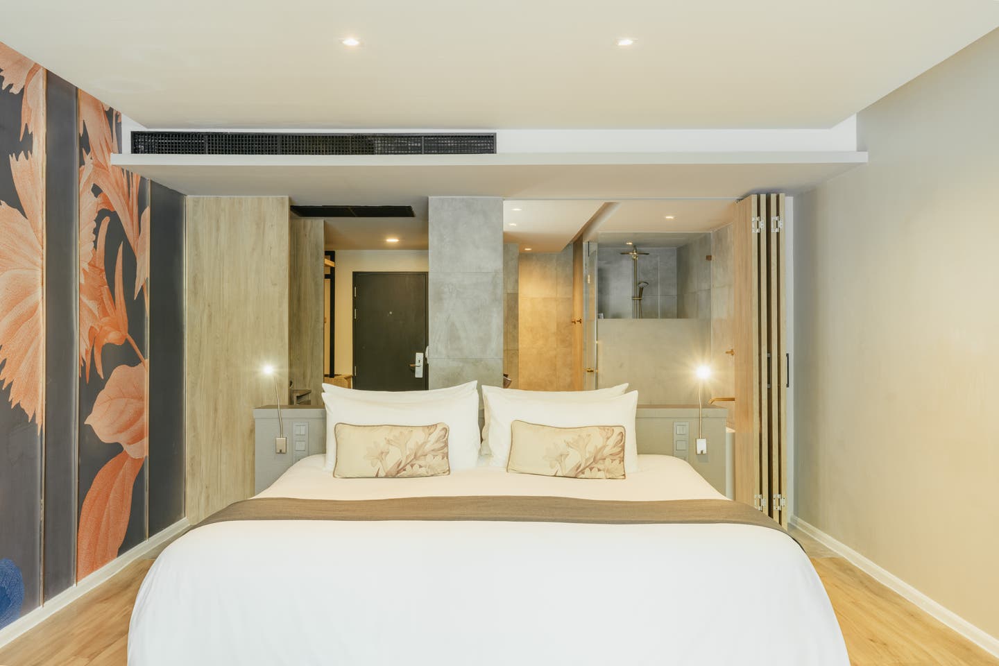 Kingsize-Doppelbett mit halb offenem Bad im Hintergrund in einem Seaside-Pool-Access-Zimmer