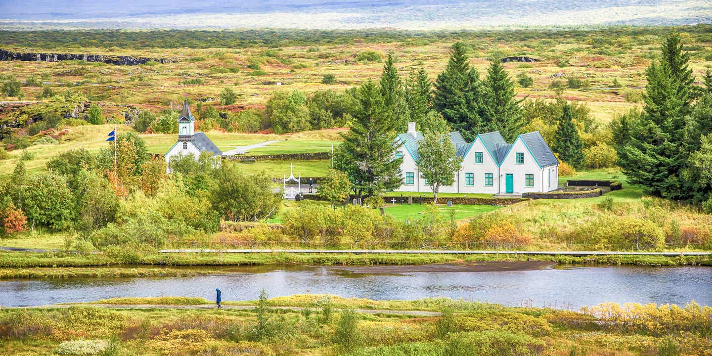 Landschaft mit kleinen Häusern am Fluss im Thingvellir-Nationalpark