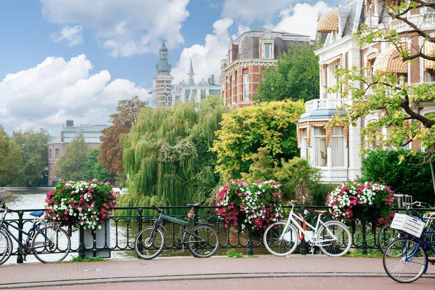 Städtetrip März: Blick auf den Kanal in Amsterdam an einem sonnigen Tag