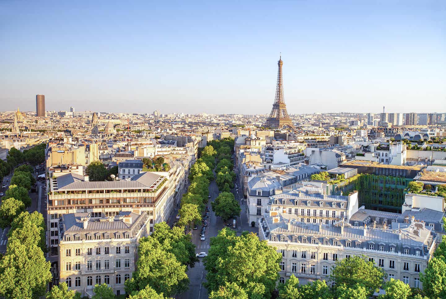 Last Minute Städtereise: Sonnenuntergang in Paris mit Blick auf den Eifelturm