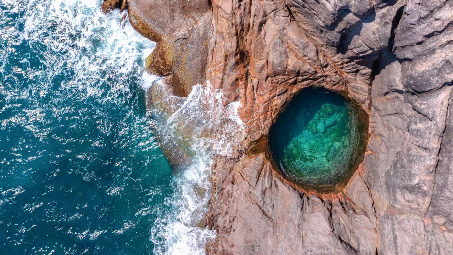 Naturpool auf den Seychellen aus der Vogelperspektive