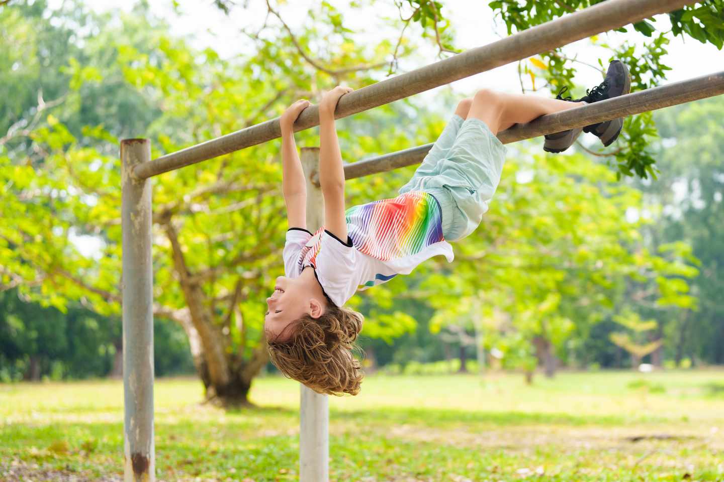 Familienhotel Eifel: Kind auf einem Spielplatz