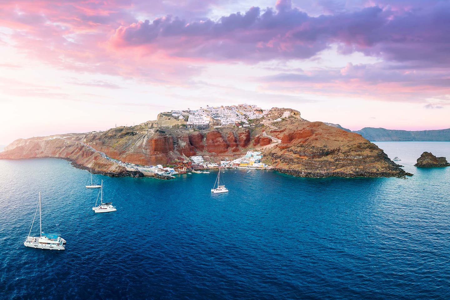 Panorama wandern griechische Inseln Ausblick auf Santorini bei Sonnenuntergang