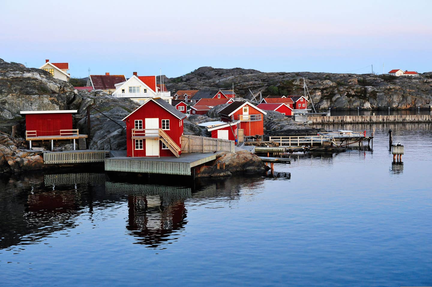 Rundreisen Schweden: kleine rote Schwedenhäuser am Wasser im Städtchen Nordviksstrand Rundreisen Schweden: kleine rote Schwedenhäuser am Wasser im Städtchen Nordviksstrand