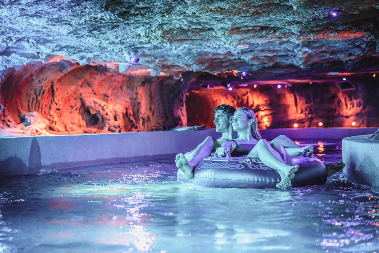 Pärchen im Wasser in der Erlebnis-Wasserwelt-Rulantica