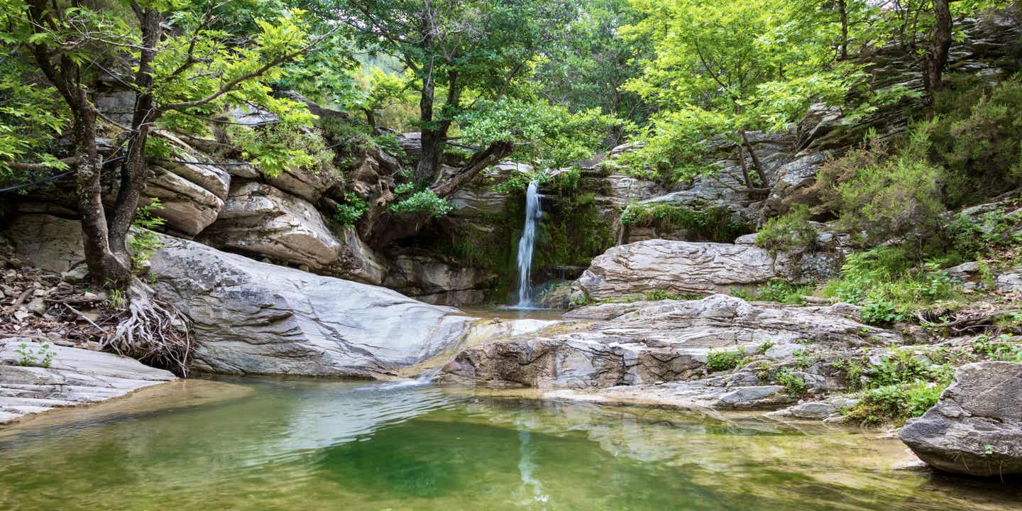 Ein kleiner Wasserfall im Wald auf der griedhischen Insel Thassos