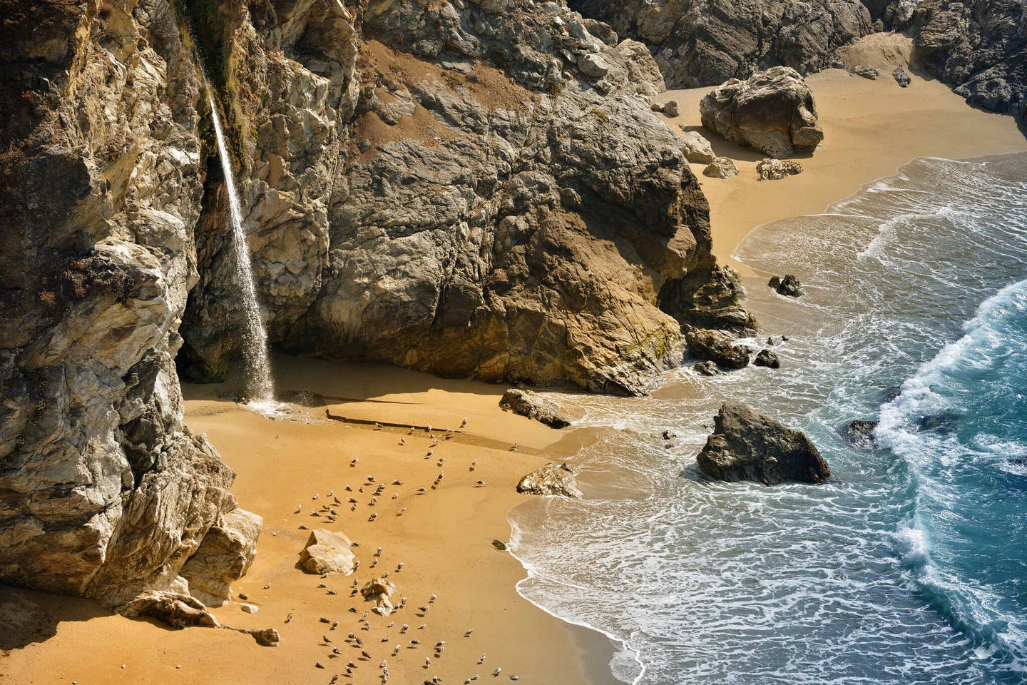 Auch der einzigartige McWay Wasserfall macht den Pfeiffer Beach zu einem der schönsten Strände Kaliforniens 