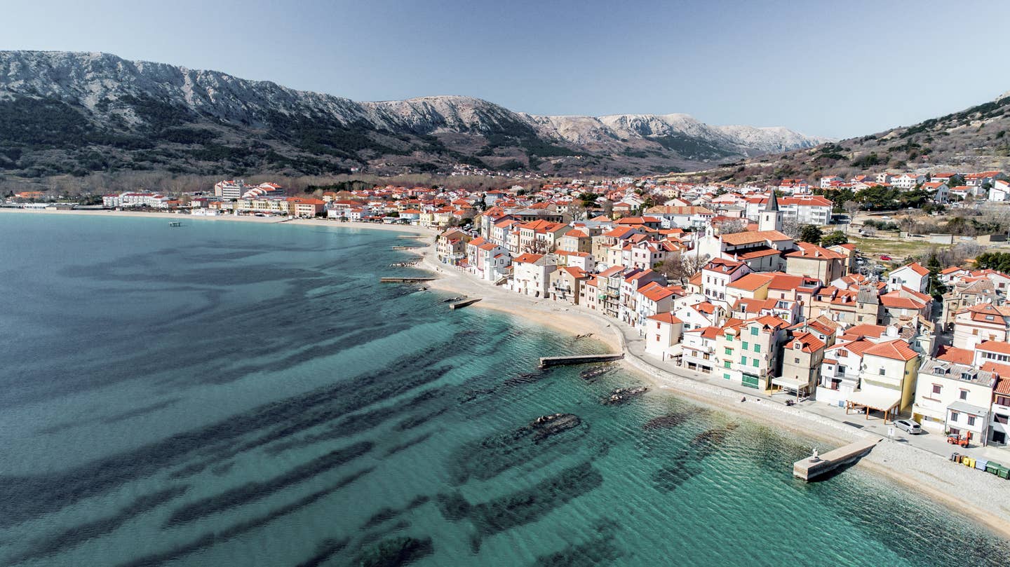 Krk Urlaub mit DERTOUR. Krks Stadt Baska von oben