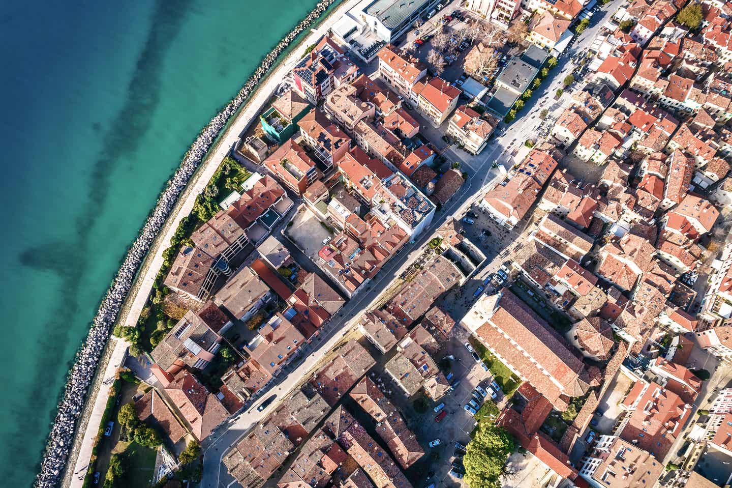 Luftaufnahme der Stadt Grado am Wasser