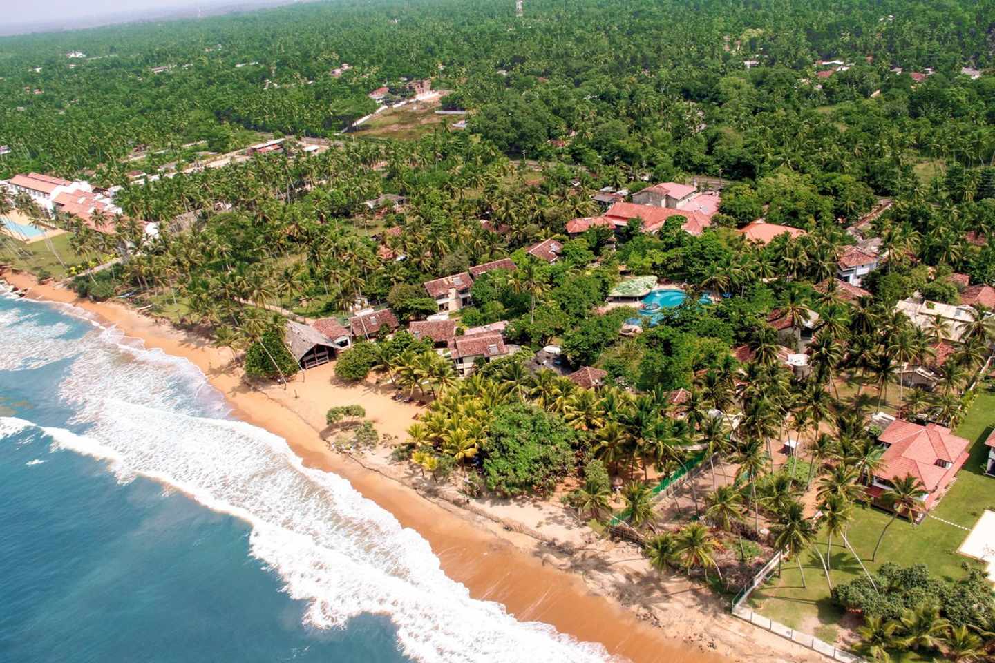 Blick von oben aufs Siddhalepa Ayurveda Resort auf Sri Lanka an der Küste