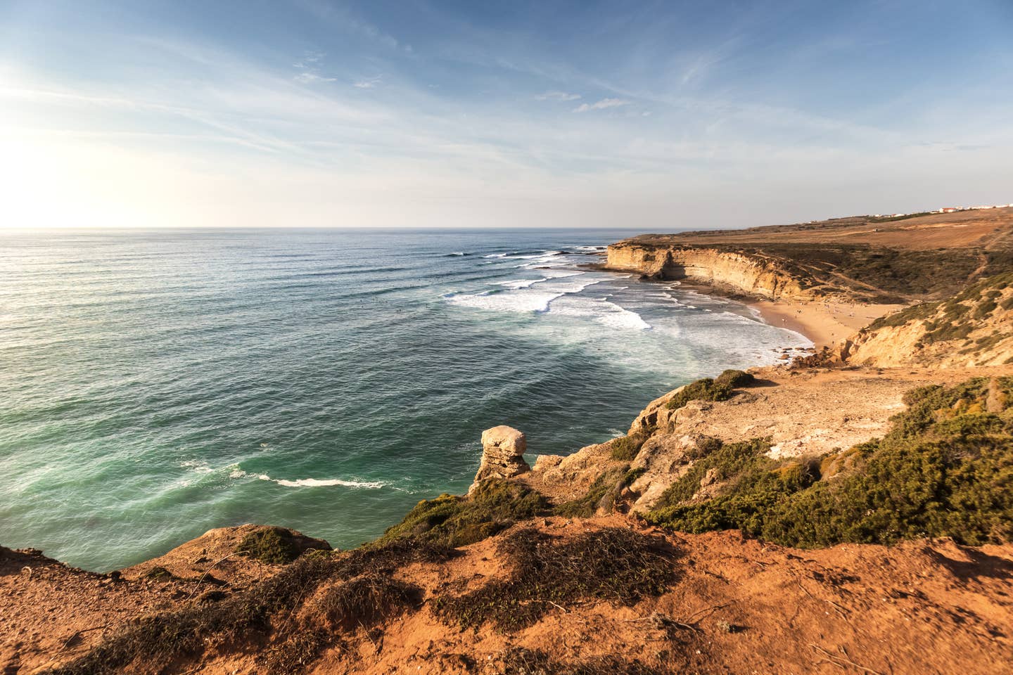 Portugal Urlaub mit DERTOUR. Der Strand Ribeira d`Ilhas in Ericeira nahe Lissabon