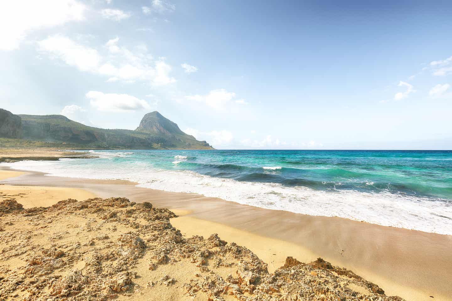 Die beste Reisezeit Siziliens. Malerische Meereslandschaft von Isolidda Beach