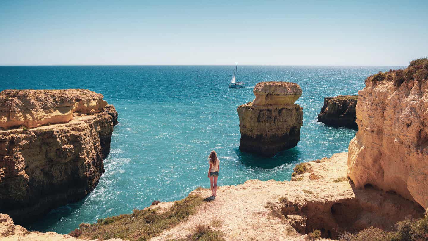 Frau auf einer Felsformation in Portugal