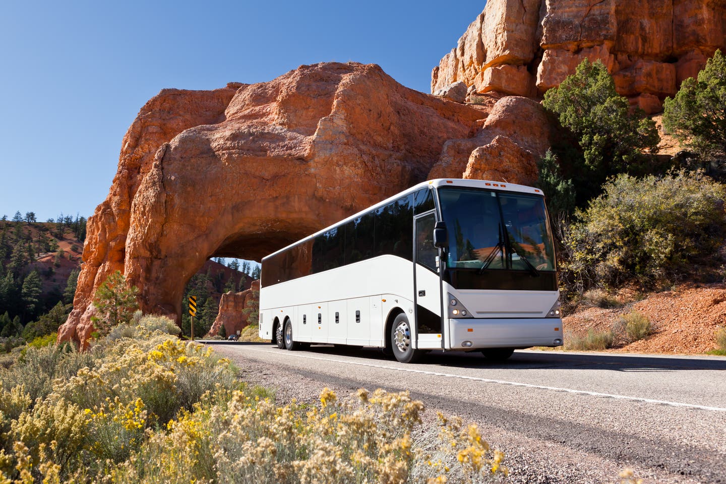 Shuttlebus im Bryce Canyon fährt durch einen natürlichen Felsbogen