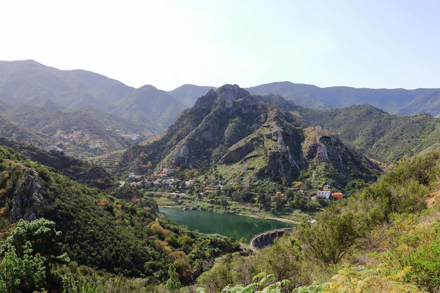 Kanaren La Gomera vallehermoso valle gran rey Bergdorf mit See