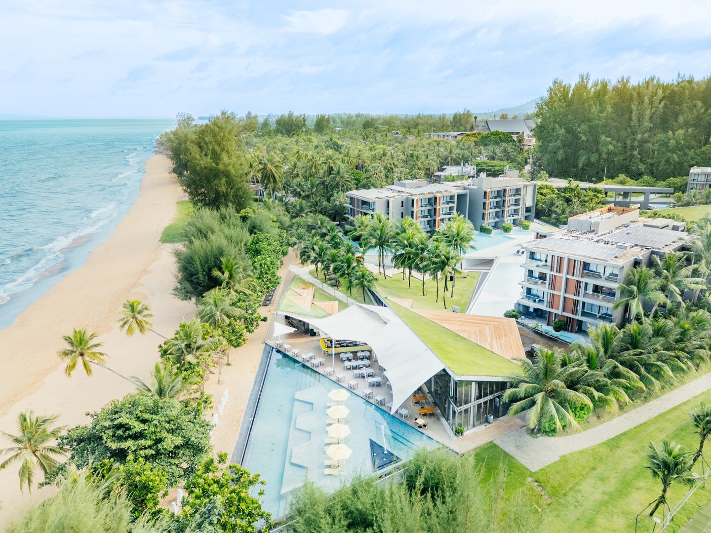Luftbild der Hotelanlage mit Strand und Meer