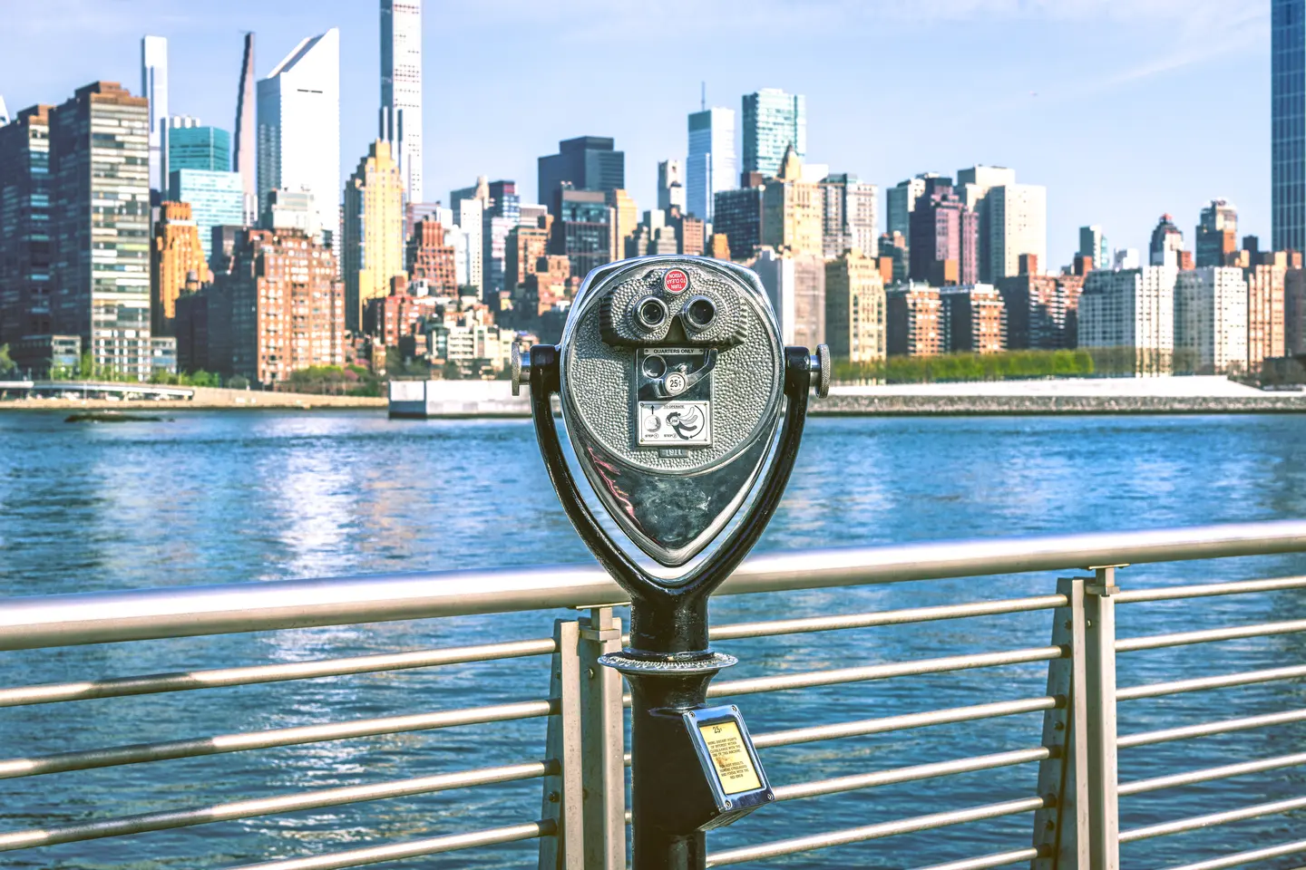 Städtetrip im August: Blick auf die Skyline von Manhattan