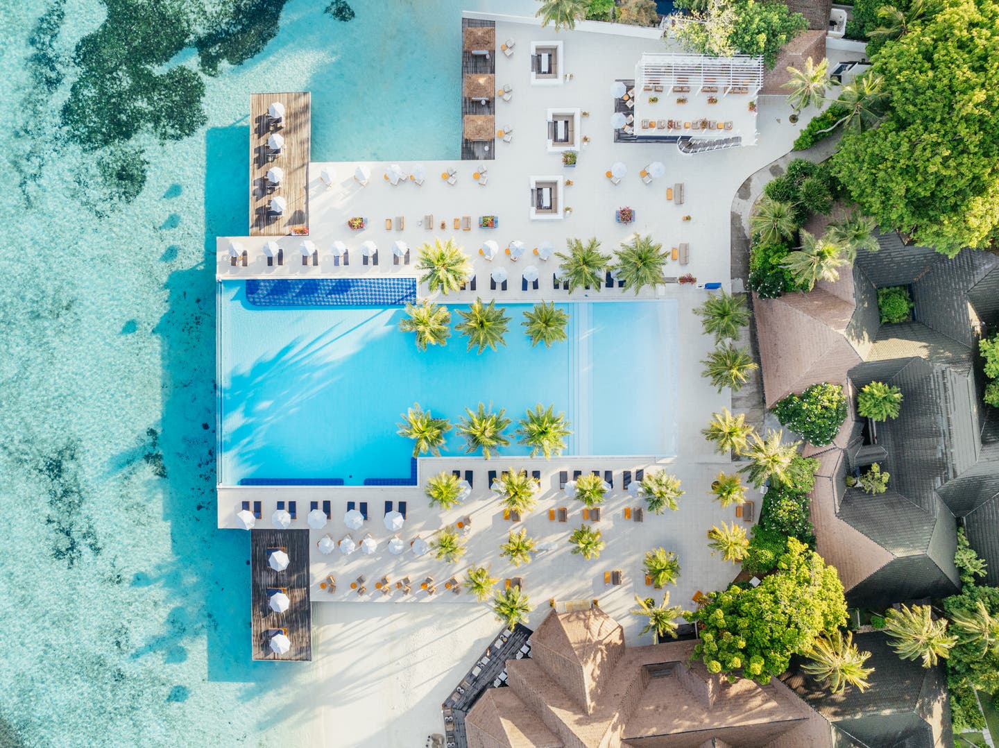 Hotelpool mit Drohne von oben fotografiert
