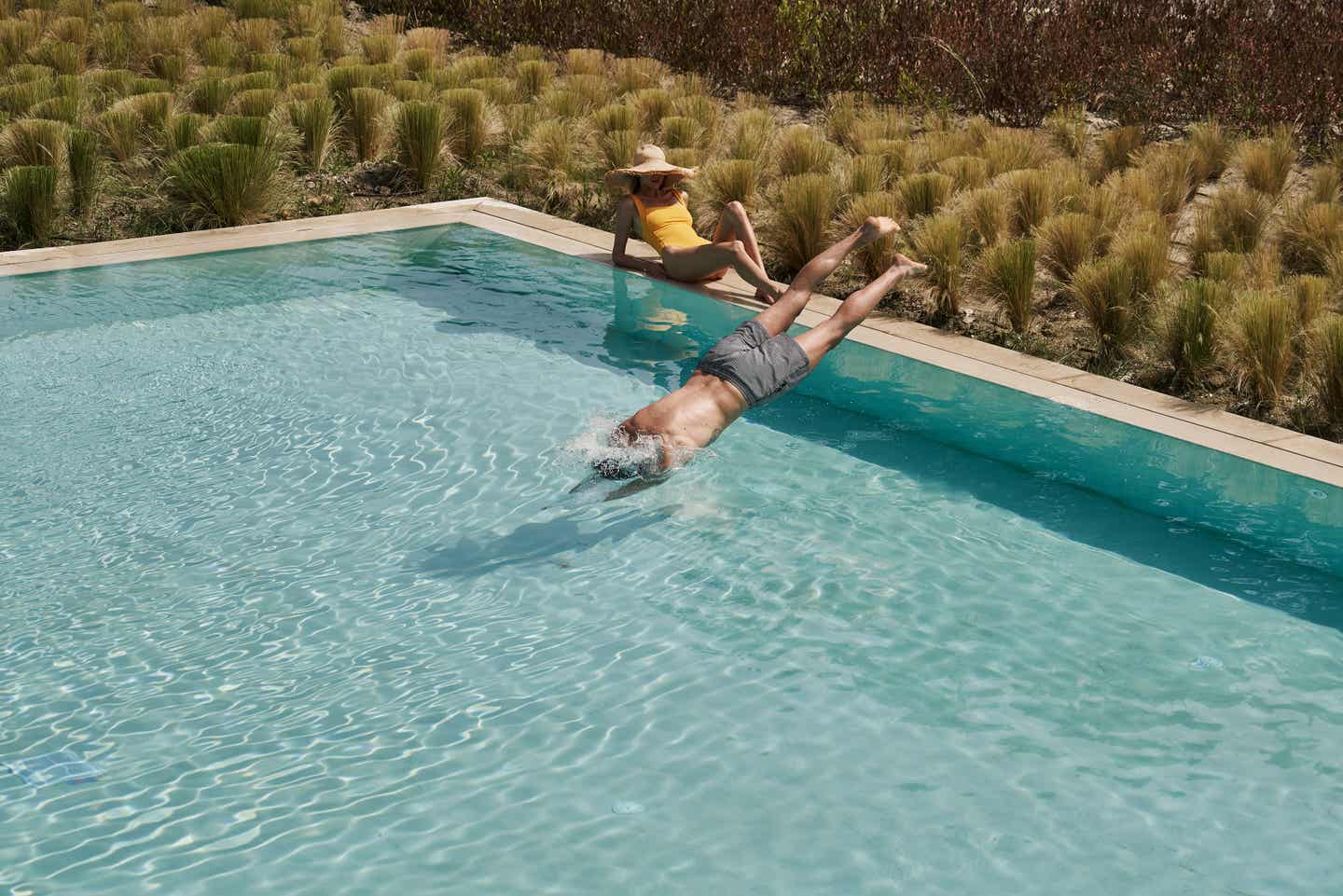 Ella Resorts - Paar entspannt am Hotelpool