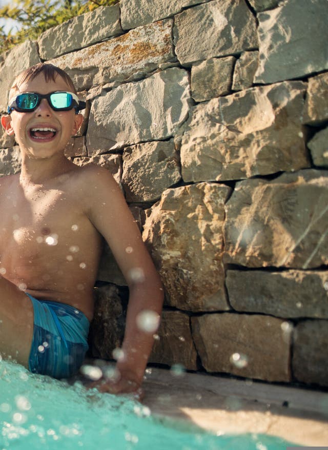 Sentido Familienhotels Drei Kinder mit Taucherbrillen toben am Beckenrand eines Hotelpools