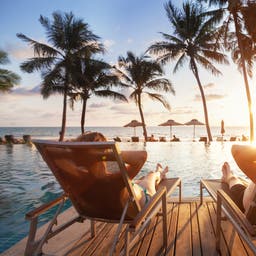 paar-am-strand-sonnenuntergang-tropen-hotel-g-1213840216.jpg