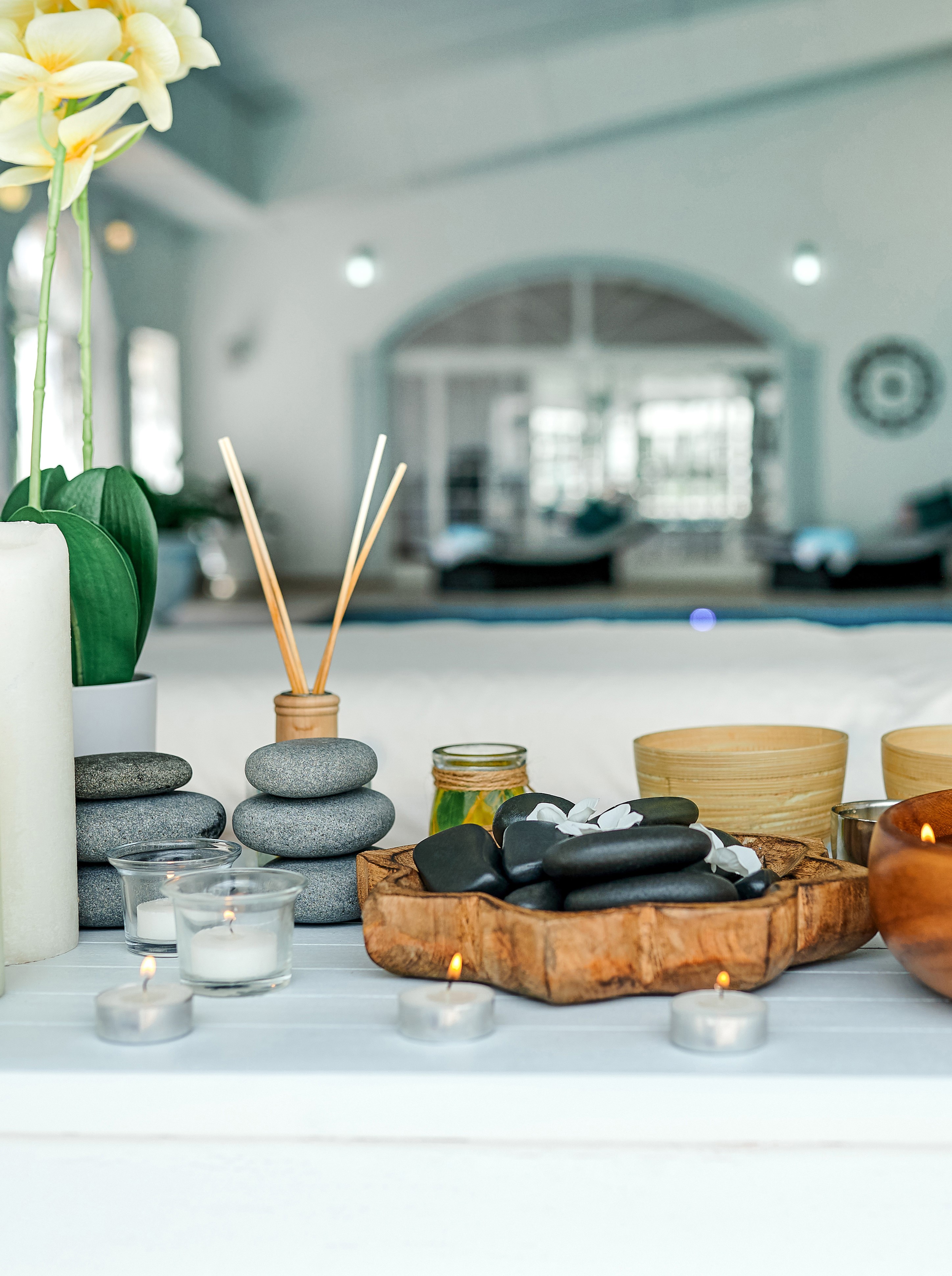 Spa-Bereich mit Kerzen, Handtüchern und Deko 