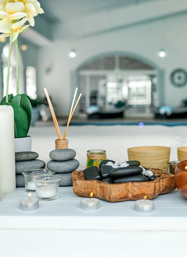 Wellnessurlaub: Erholung für Körper und Geist Spa-Bereich mit Kerzen, Handtüchern und Deko