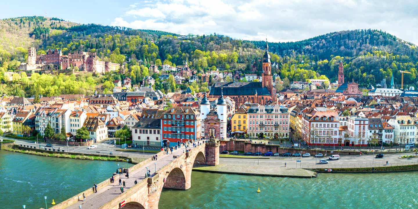Blick auf die Alte Brücke, die über den Neckar n die Altstadt von Heidelberg führt
