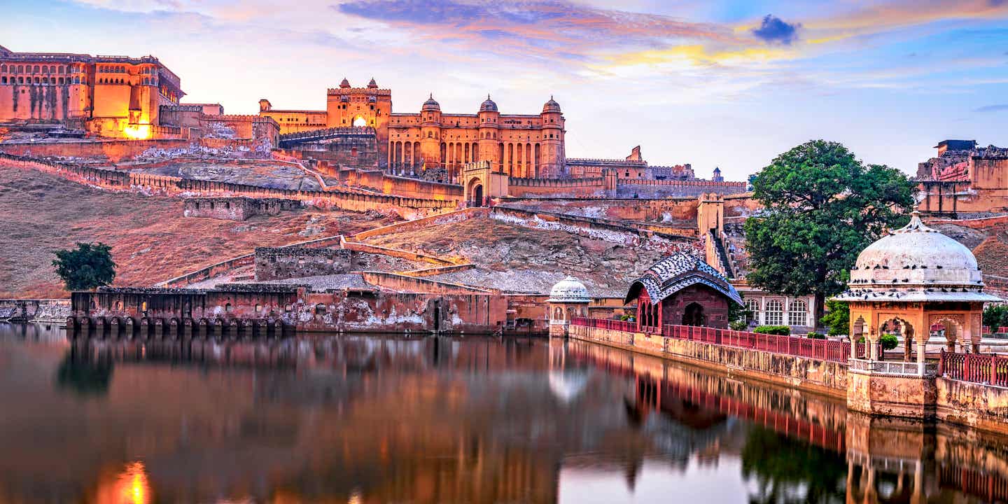 Das in der Nähe von Jaipur gelegene Amber Fort thront spektakulär über dem Maota-See