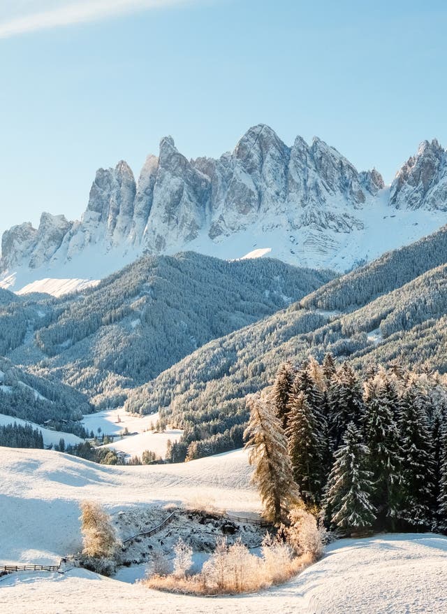 Zu den Angeboten Skiurlaub in Italien - Blick auf verschneite Berglandschaft