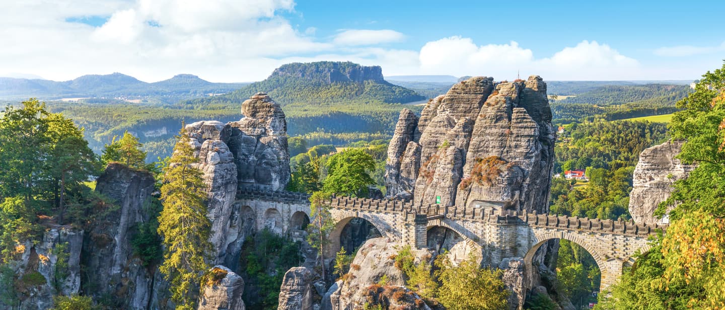 Naturwunder in Deutschland: die Bastei im Nationalpark Sächsische Schweiz mit Sandsteinfelsen, Brücke und Elbtal