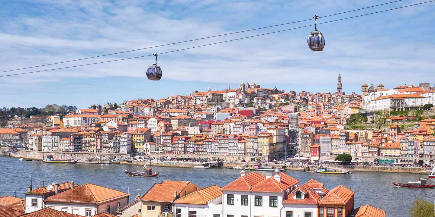 Blick auf Porto und Douro mit Seilbahn über Vila Nova de Gaia und roten Dächern am Flussufer
